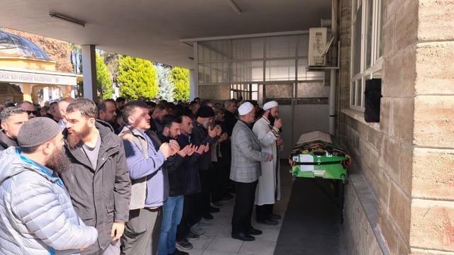 El freni &ccedil;ekilmeyen otomobilin &ccedil;arptığı &Ouml;yk&uuml; toprağa verildi: Dedeleri bayram hediyesi alacakmış 4