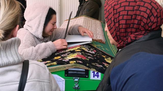 El freni &ccedil;ekilmeyen otomobilin &ccedil;arptığı &Ouml;yk&uuml; toprağa verildi: Dedeleri bayram hediyesi alacakmış 2