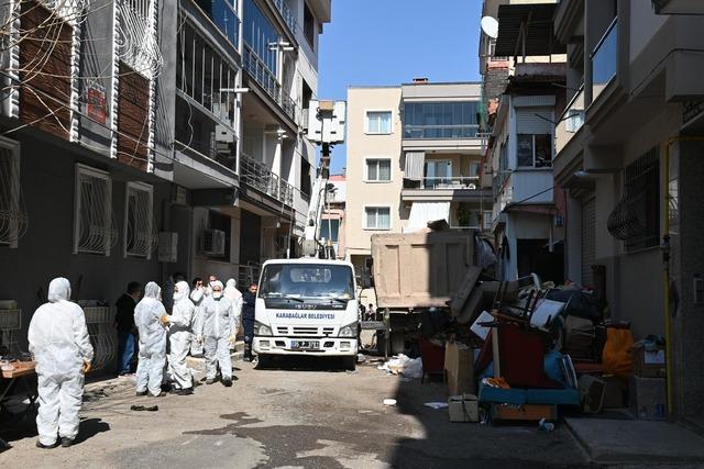 İzmir de 2 katlı evden 12 kamyon &ccedil;&ouml;p &ccedil;ıkarıldı 3