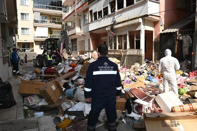 İzmir de 2 katlı evden 12 kamyon &ccedil;&ouml;p &ccedil;ıkarıldı 2