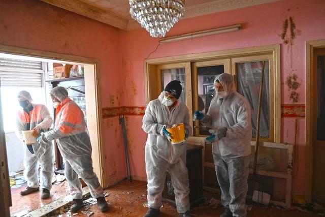 İzmir de 2 katlı evden 12 kamyon &ccedil;&ouml;p &ccedil;ıkarıldı 1