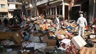 İzmir'de 2 katlı evden 12 kamyon çöp çıkarıldı