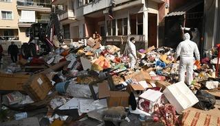 İzmir'de 2 katlı evden 12 kamyon &ccedil;&ouml;p &ccedil;ıkarıldı