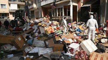 İzmir'de 2 katlı evden 12 kamyon &ccedil;&ouml;p &ccedil;ıkarıldı