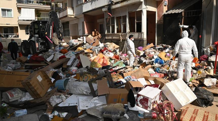 İzmir'de 2 katlı evden 12 kamyon &ccedil;&ouml;p &ccedil;ıkarıldı