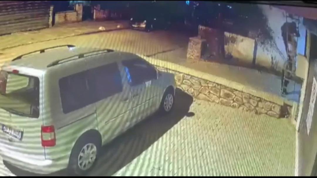 Kadık&ouml;y de akılalmaz soygun! Yaşlı kadını ve bakıcısını bağlayıp kasayı boşalttılar 3