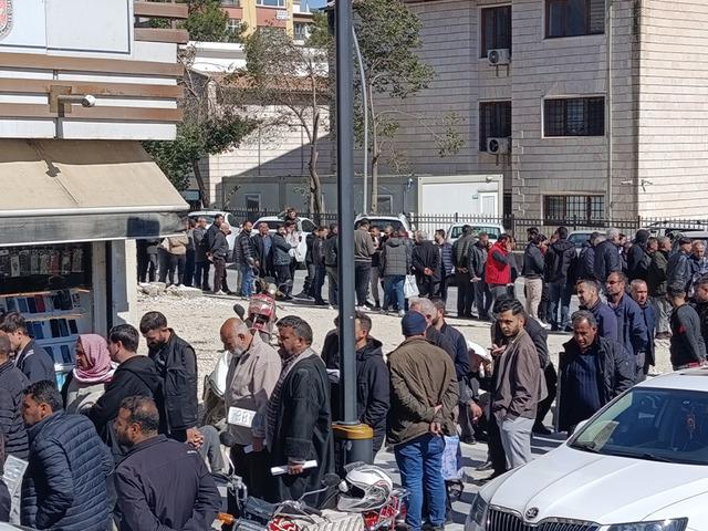 Yer: Şanlıurfa! Y&uuml;zlerce kişi 'APP' kuyruğu oluşturdu