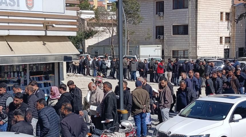 Yer: Şanlıurfa! Y&uuml;zlerce kişi 'APP' kuyruğu oluşturdu