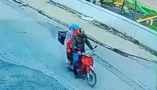 Kornaya bastı ama otomobile &ccedil;arpmaktan kurtulamadı 