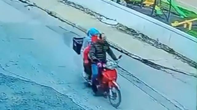 Kornaya bastı ama otomobile çarpmaktan kurtulamadı 