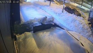 &Ccedil;atıdan d&uuml;şen kar k&uuml;tlesi az daha can alıyordu 