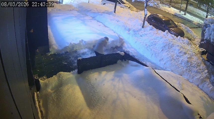 &Ccedil;atıdan d&uuml;şen kar k&uuml;tlesi az daha can alıyordu 