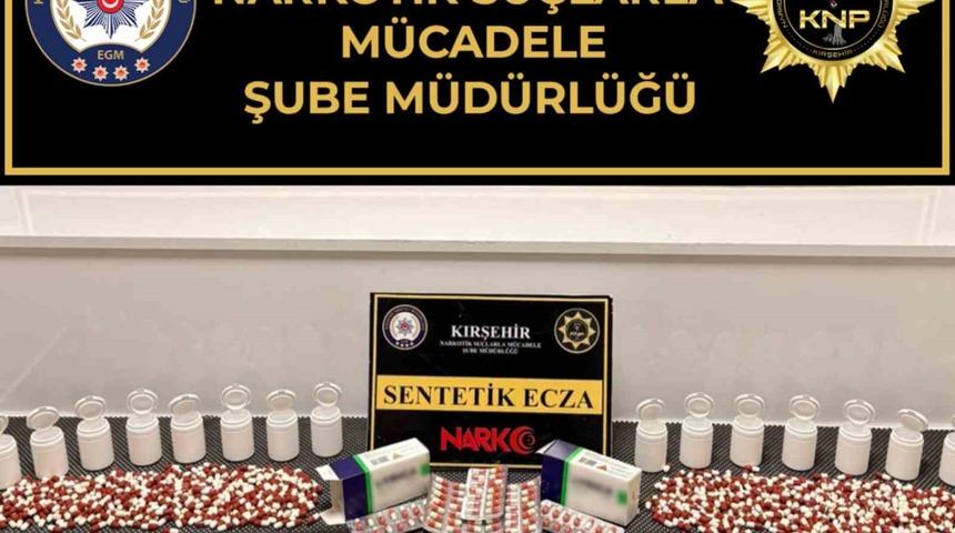 Polis durdurduğu ara&ccedil;ta uyuşturucu ele ge&ccedil;irdi