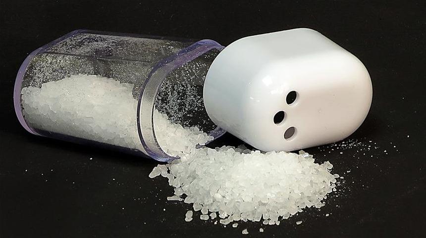 Tuz v&uuml;cuda yararlı mı? Tuz t&uuml;ketimini azaltmanın &ouml;nemini a&ccedil;ıkladı