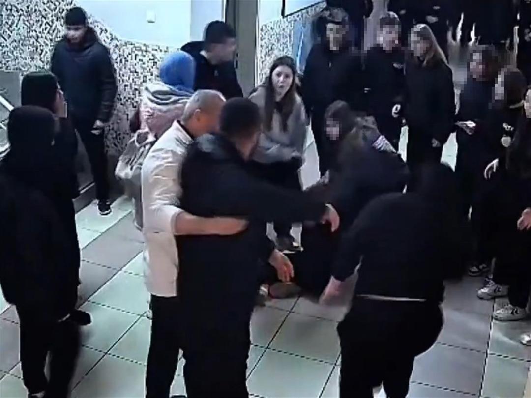  Akran zorbalığı  iddiası felakete d&ouml;n&uuml;şt&uuml;: Milli halterci, okula gelip &ouml;ğrencileri darbetti! 3
