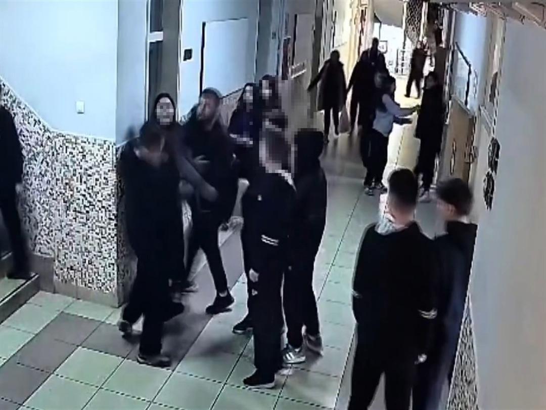  Akran zorbalığı  iddiası felakete d&ouml;n&uuml;şt&uuml;: Milli halterci, okula gelip &ouml;ğrencileri darbetti! 1