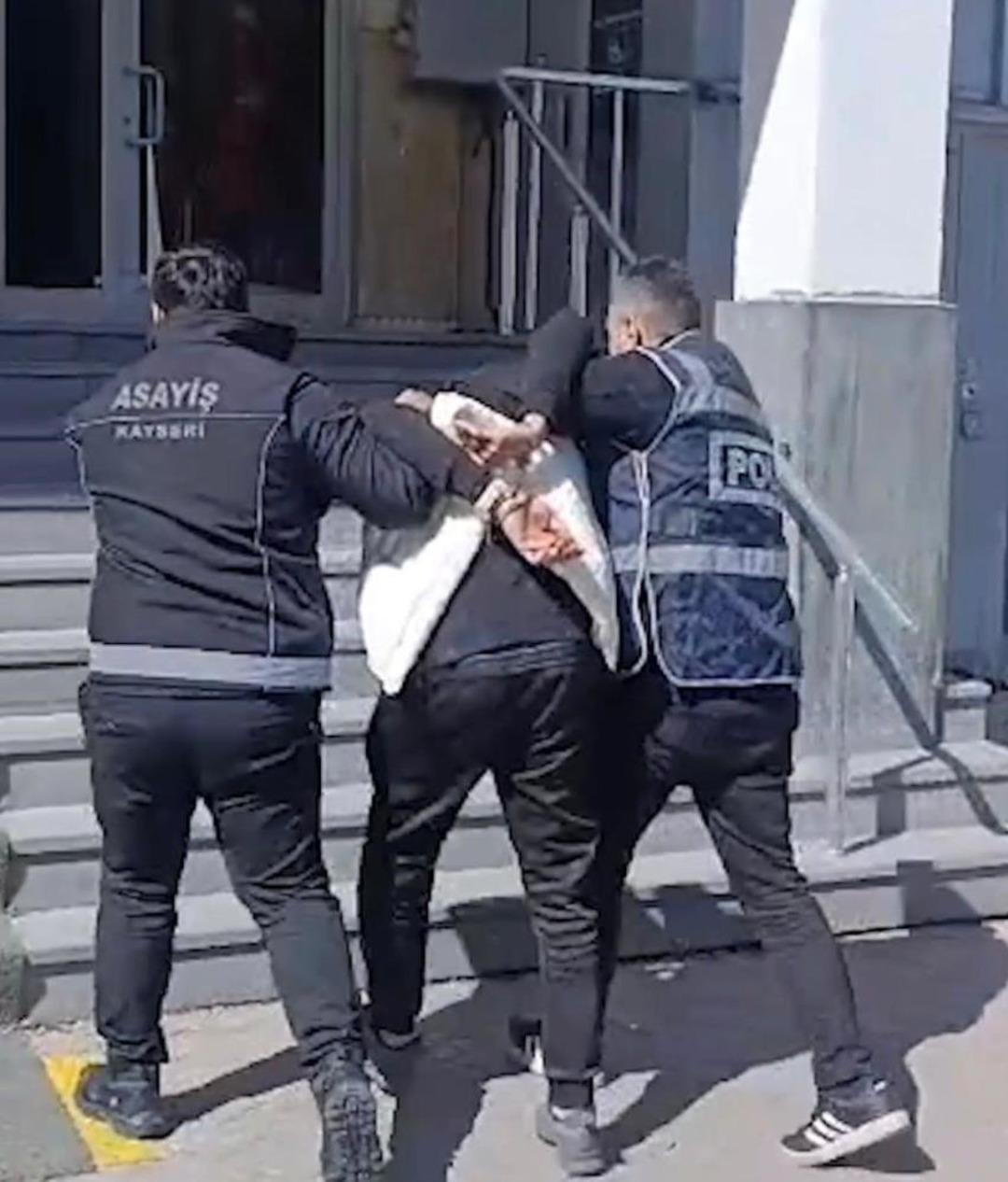 Firari h&uuml;k&uuml;ml&uuml; evde halıların arasında yakalandı 2