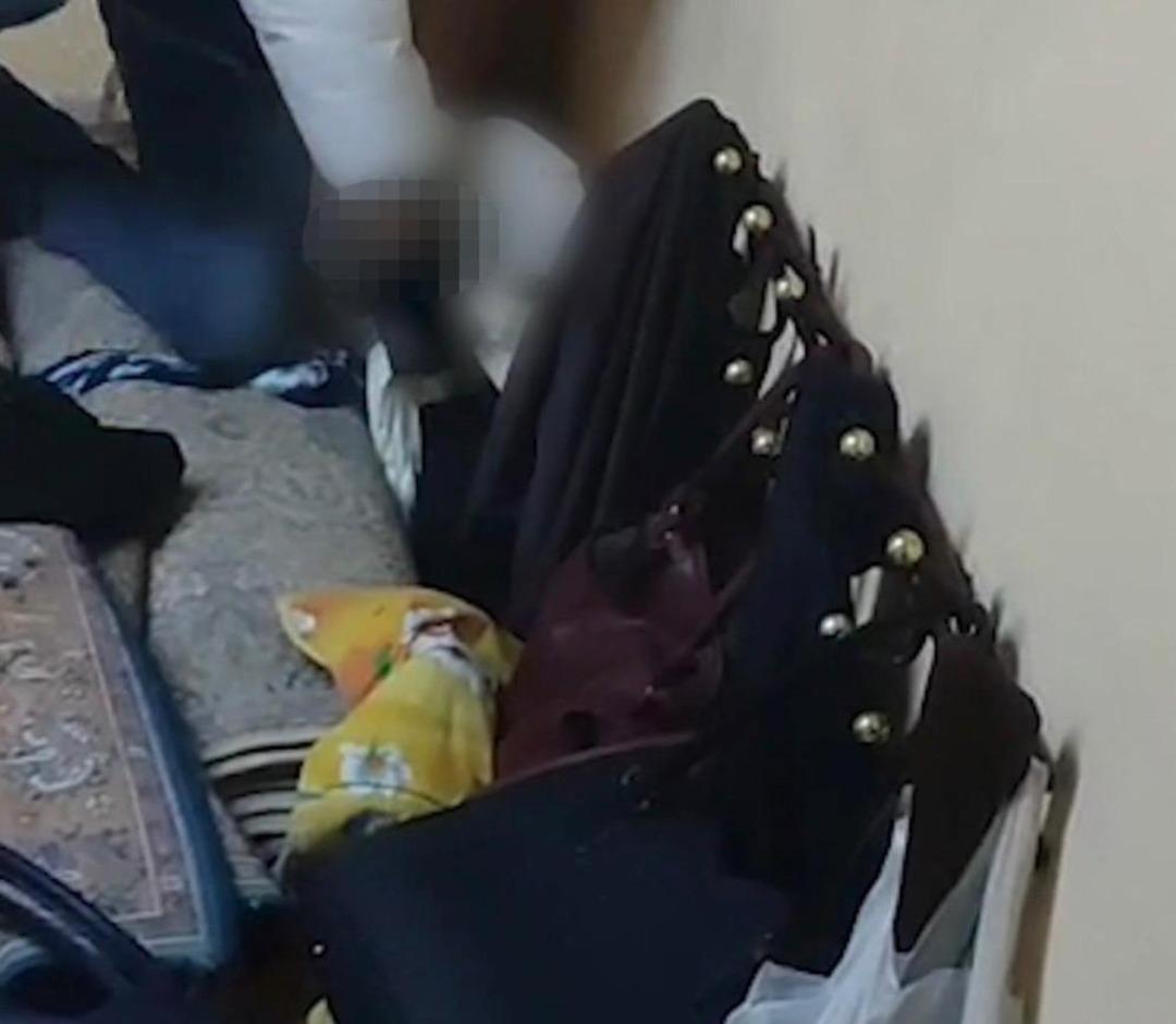 Firari h&uuml;k&uuml;ml&uuml; evde halıların arasında yakalandı 1