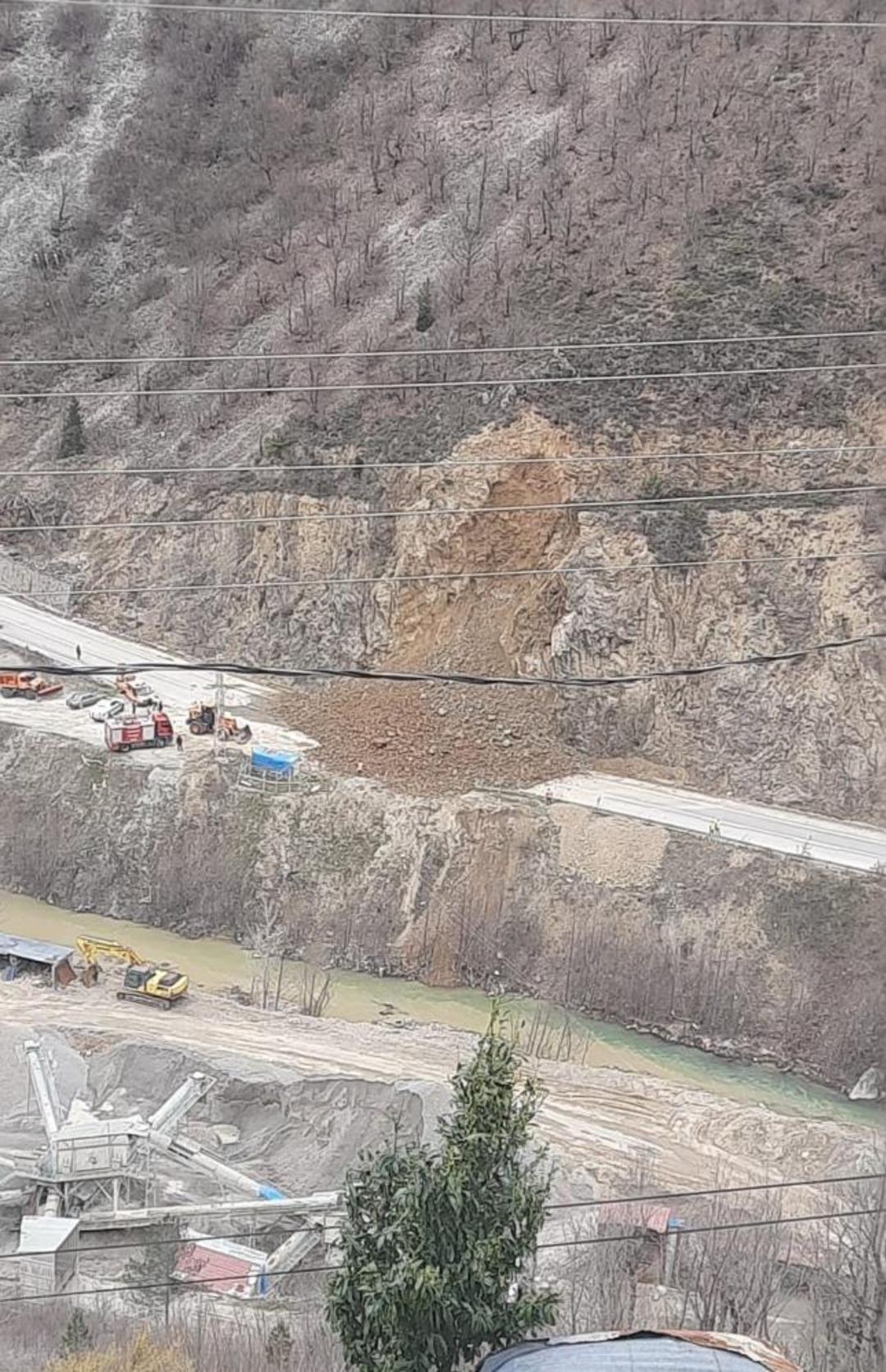 Gümüşhane-Giresun karayolunda heyelan 1