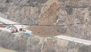 G&uuml;m&uuml;şhane-Giresun karayolunda heyelan