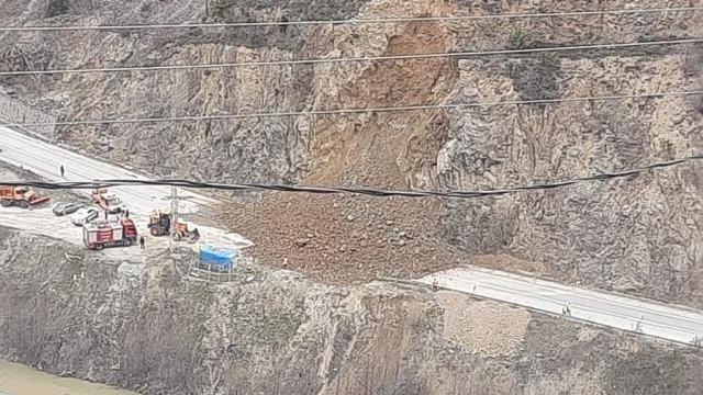 Gümüşhane-Giresun karayolunda heyelan