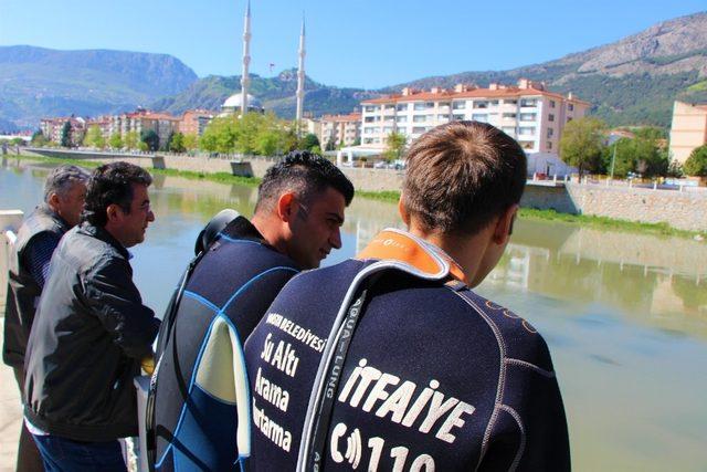 Yolunu şaşıran karaca Yeşilırmak’a daldı