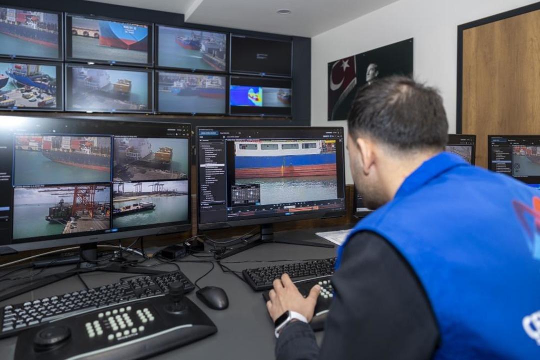 Mersin de denizi kirleten gemiye 13 milyon TL ceza kesildi, gemi rıhtıma bağlandı 1