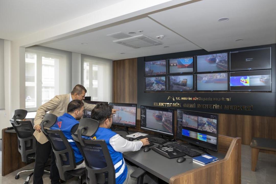 Mersin de denizi kirleten gemiye 13 milyon TL ceza kesildi, gemi rıhtıma bağlandı 2