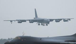 B&ouml;yle g&ouml;r&uuml;nt&uuml;lendiler! ABD'ye ait B-52 bombardıman u&ccedil;akları İngiltere'deki RAF Fairford &Uuml;ss&uuml;'ne ulaştı