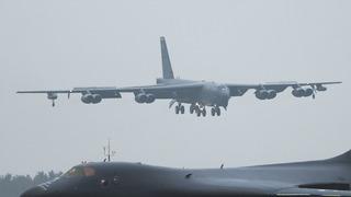 Böyle görüntülendiler! ABD'ye ait B-52 bombardıman uçakları İngiltere'deki RAF Fairford Üssü'ne ulaştı