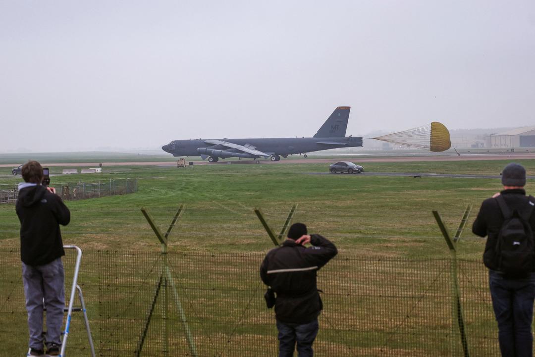 B&ouml;yle g&ouml;r&uuml;nt&uuml;lendiler! ABD ye ait B-52 bombardıman u&ccedil;akları İngiltere deki RAF Fairford &Uuml;ss&uuml; ne ulaştı 2