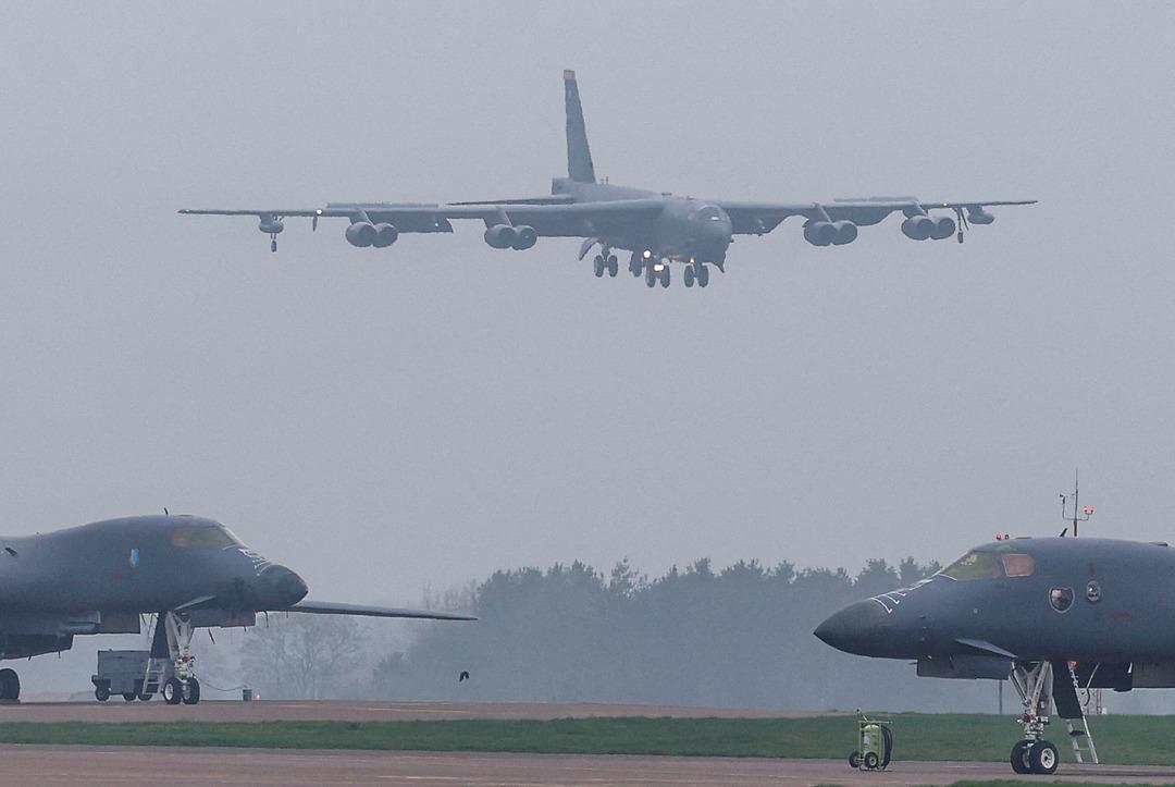 B&ouml;yle g&ouml;r&uuml;nt&uuml;lendiler! ABD ye ait B-52 bombardıman u&ccedil;akları İngiltere deki RAF Fairford &Uuml;ss&uuml; ne ulaştı 4