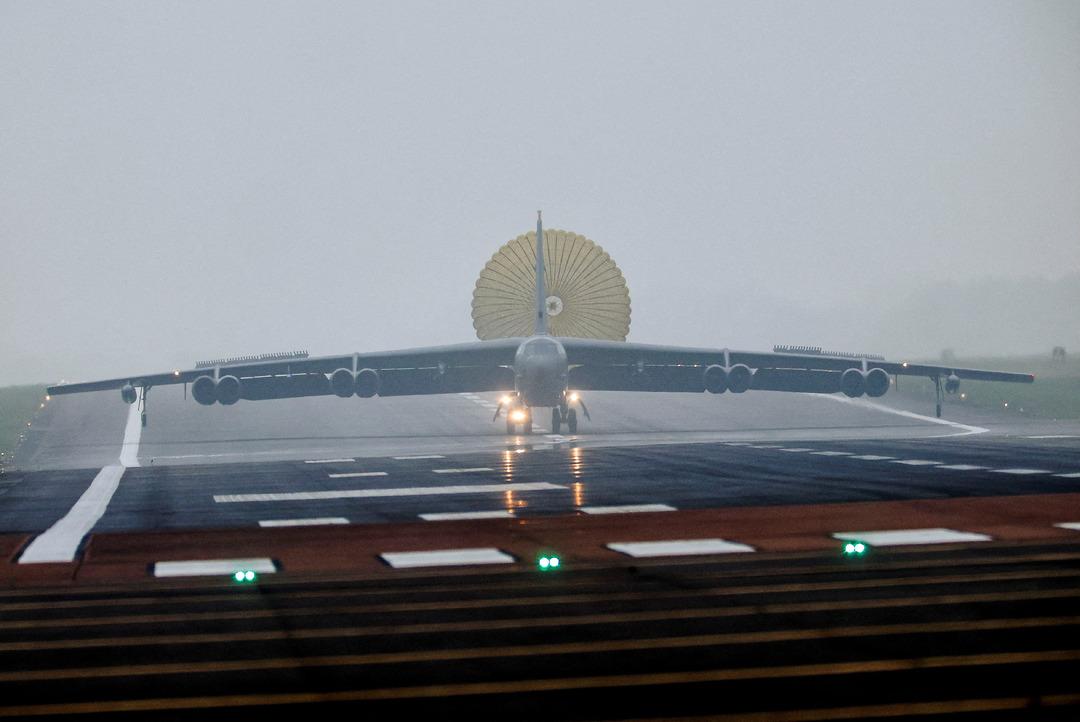 B&ouml;yle g&ouml;r&uuml;nt&uuml;lendiler! ABD ye ait B-52 bombardıman u&ccedil;akları İngiltere deki RAF Fairford &Uuml;ss&uuml; ne ulaştı 1