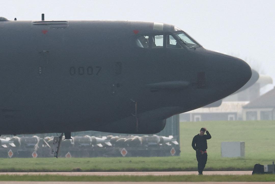 B&ouml;yle g&ouml;r&uuml;nt&uuml;lendiler! ABD ye ait B-52 bombardıman u&ccedil;akları İngiltere deki RAF Fairford &Uuml;ss&uuml; ne ulaştı 3