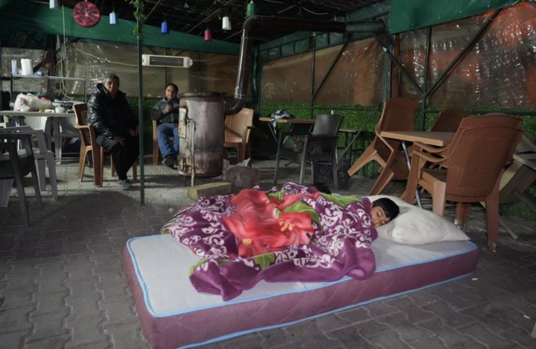 Bir kent adeta sokakta uyudu! Denizli de 150 den fazla art&ccedil;ı deprem yaşandı 2