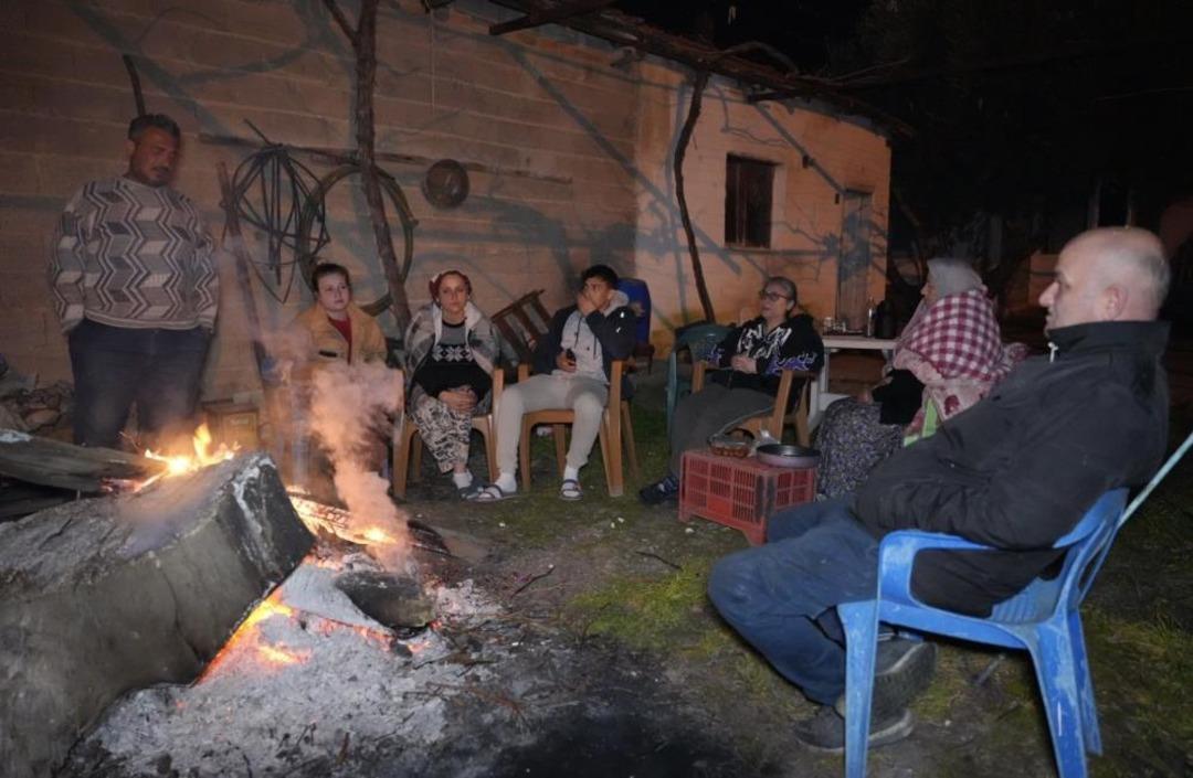 Bir kent adeta sokakta uyudu! Denizli de 150 den fazla art&ccedil;ı deprem yaşandı 4