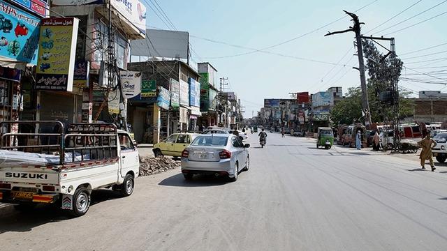 Ateşlenen füzeler Pakistan ekonomisini vurdu: Maaşlarda kesinti, haftada 4 gün mesai