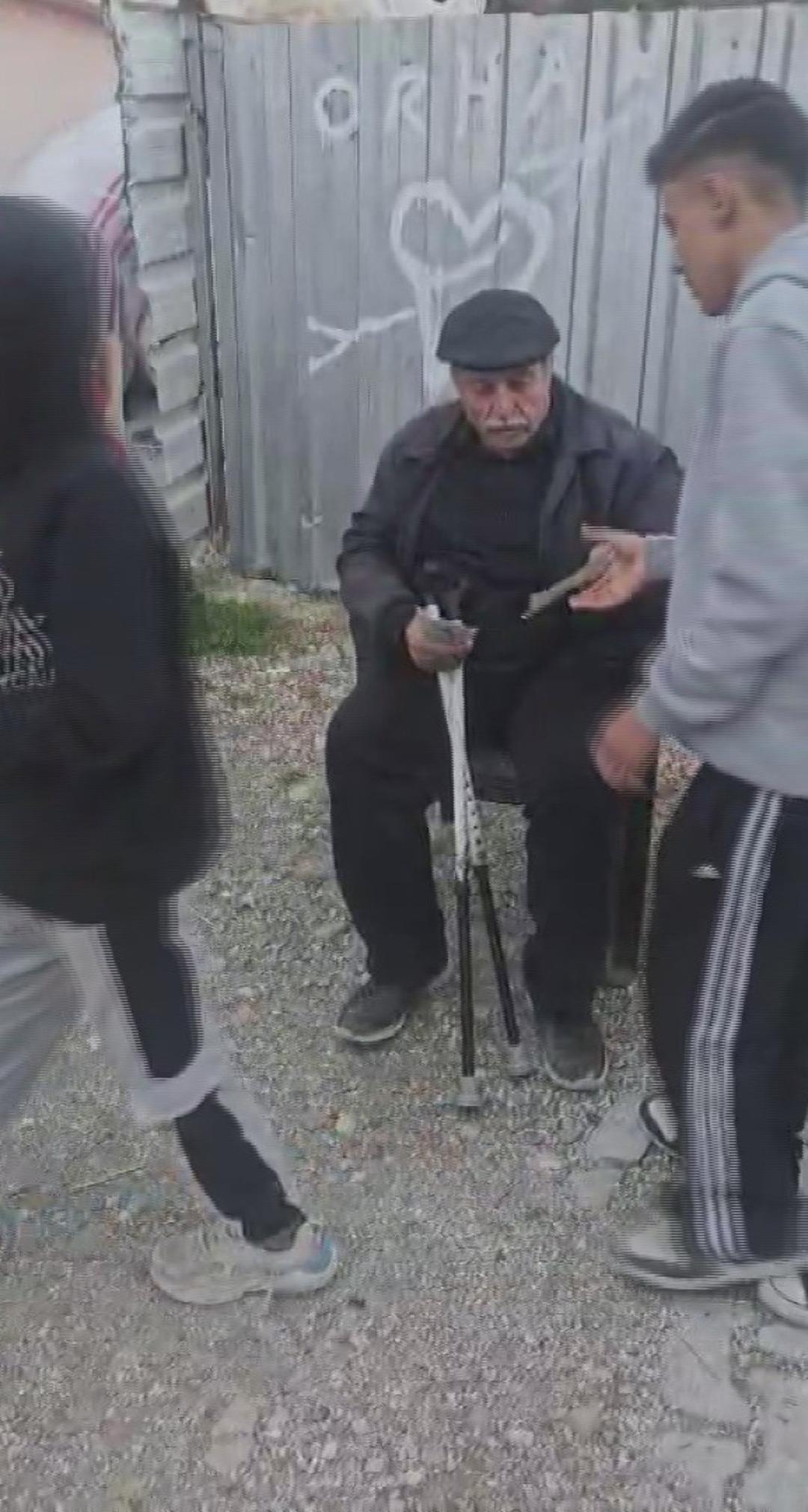 Yaşlı adam emekli maaşını mahalleliye dağıtıyor:  Dua etsinler yeter  2