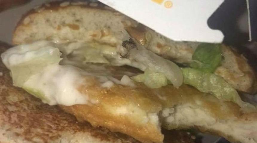 Fast food zincirinde &ouml;l&uuml; &ouml;r&uuml;mcek skandalı! T&uuml;rkiye'de de şubesi var...