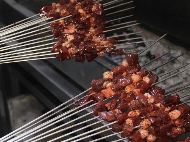 Gece kuyruk oluşuyor! 300 lira, g&uuml;nde 5 ton t&uuml;ketiliyor