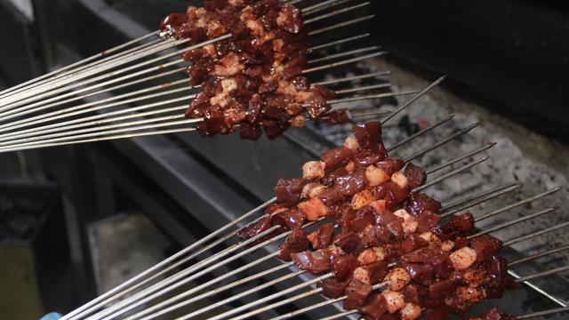 Gece kuyruk oluşuyor! Porsiyonu 300 lira, günde 5 ton tüketiliyor