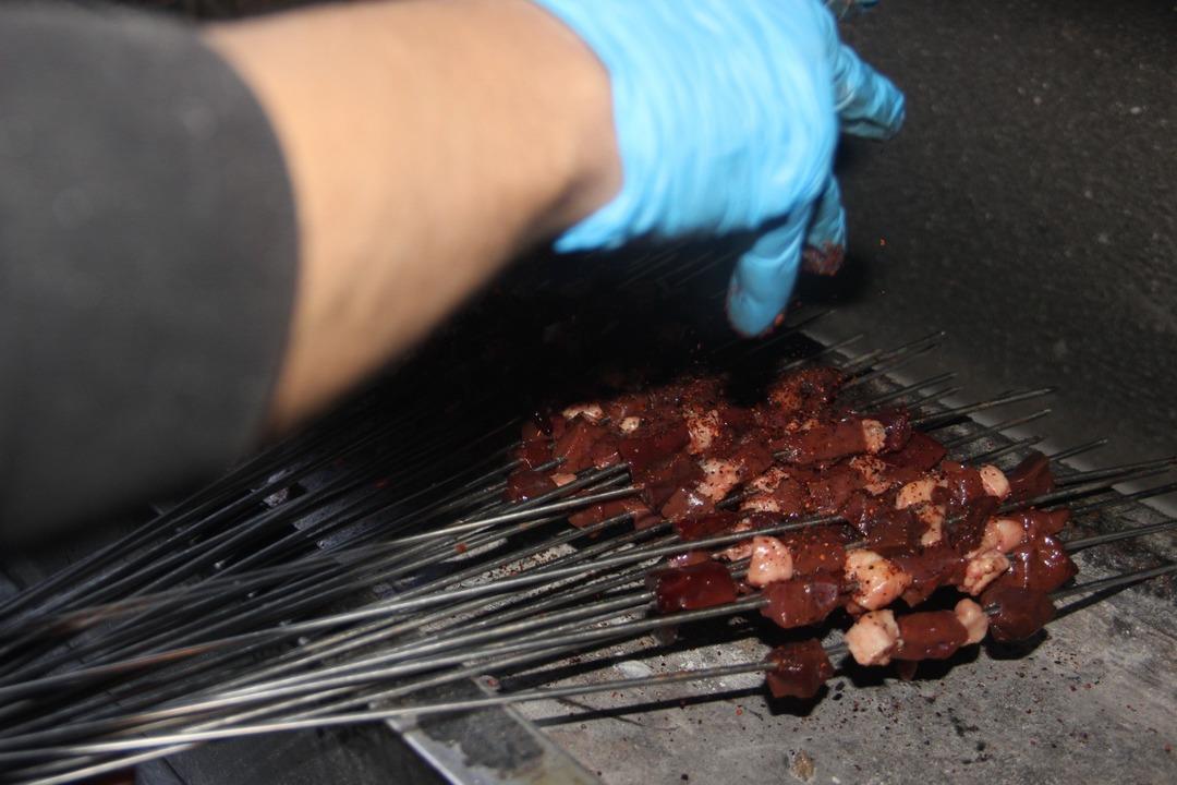 Gece kuyruk oluşuyor! Porsiyonu 300 lira, g&uuml;nde 5 ton t&uuml;ketiliyor 1