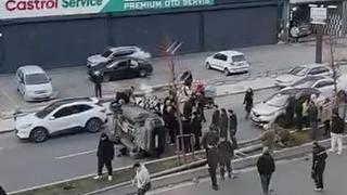 Beylikdüzü’nde direğe çarpan araç takla attı