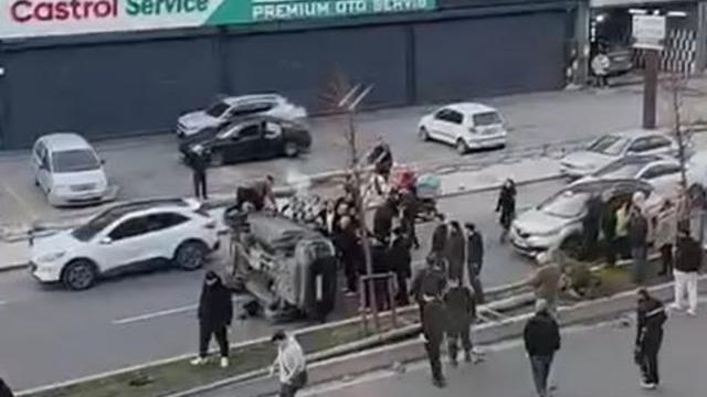 Beylikdüzü’nde direğe çarpan araç takla attı