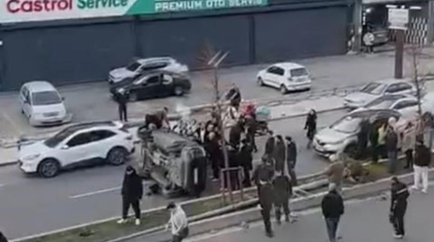 Beylikd&uuml;z&uuml;&rsquo;nde direğe &ccedil;arpan ara&ccedil; takla attı