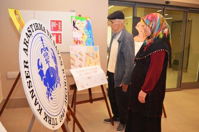 Kanser hastası çocuklar palyaçolarla güldü