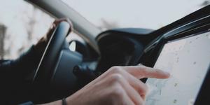 Arabada multimedya ekranlara ceza! CarPlay ve Android Auto yasak mı?