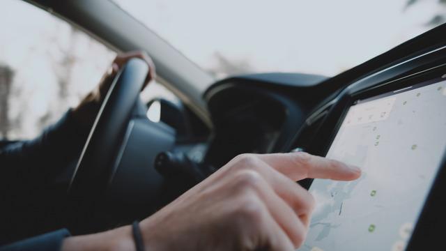 Arabada multimedya ekranlara ceza! CarPlay ve Android Auto yasak mı?