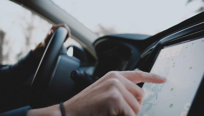 Arabada multimedya ekranlara ceza! CarPlay ve Android Auto yasak mı?