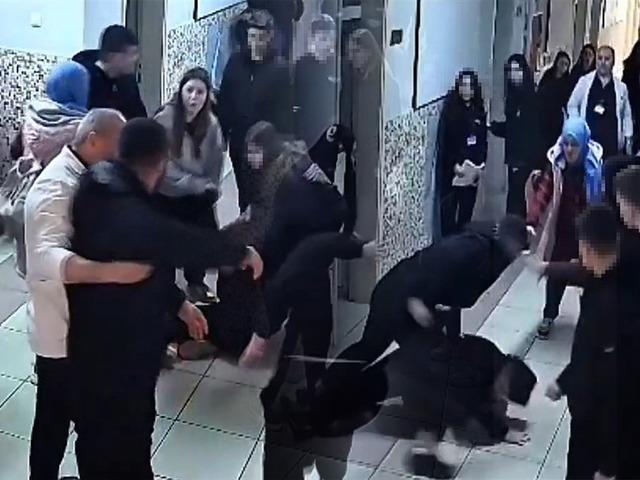 Milli halterci, okula gelip &ouml;ğrencileri darbetti!